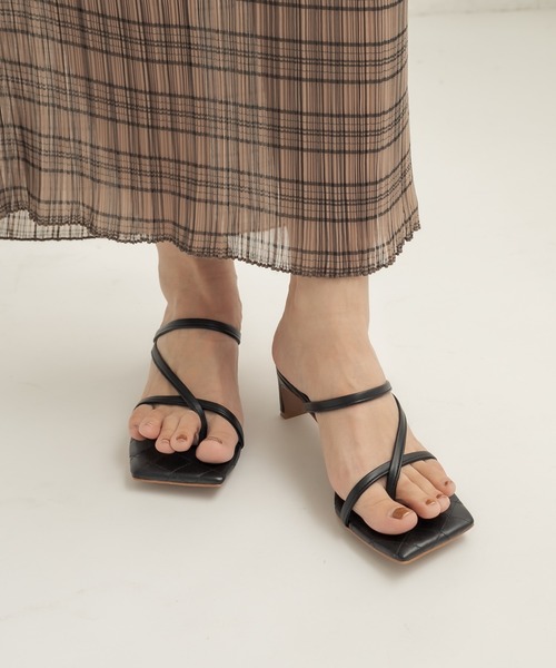 CAPRICIEUX LE'MAGE（カプリシューレマージュ）の「クロスストラップサンダル（サンダル・レディース・ブラック/アイボリー・39/37）」の4枚目の写真