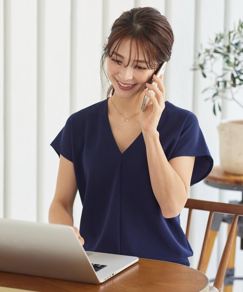 KOBE LETTUCE（コウベレタス）の「[ 2点セット ]リモートワークVネックブラウス×トートバッグSET（シャツ/ブラウス・レディース・ネイビー/オフホワイト/ピンクベージュ・FREE）」の3枚目の写真