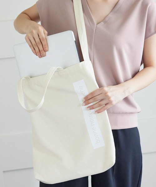 KOBE LETTUCE（コウベレタス）の「[ 2点セット ]リモートワークVネックブラウス×トートバッグSET（シャツ/ブラウス・レディース・ネイビー/オフホワイト/ピンクベージュ・FREE）」の10枚目の写真