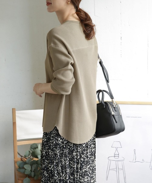 URBAN RESEARCH DOORS（アーバンリサーチドアーズ）の「サーマルキーネックカットソー（Tシャツ/カットソー・レディース・ブラック/オフホワイト/カーキ・ONE）」の21枚目の写真