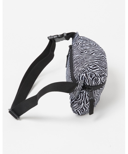 RVCA（ルーカ）の「RVCA メンズ  RVCA WAIST PACK II バッグ【2021年秋冬モデル】/ルーカボディバッグ・ウエストポーチ（ボディバッグ/ウエストポーチ・メンズ・カモフラージュ/ブラック×ホワイト/ブラック/マルチ・FREE）」の9枚目の写真