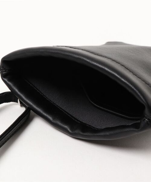 COLONY 2139（コロニートゥーワンスリーナイン）の「【新色追加】フェイクレザー巾着ショルダーバッグ（ショルダーバッグ・メンズ・ホワイト/ブラック/レッド/ピンク/シルバー/イエロー/ブルー/グリーン・FREE）」の11枚目の写真