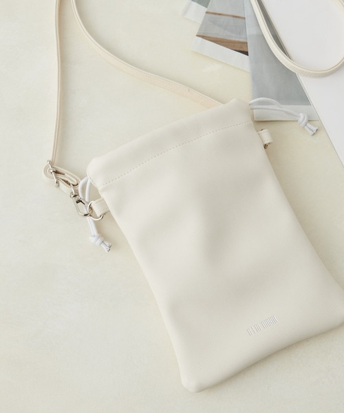 COLONY 2139（コロニートゥーワンスリーナイン）の「【新色追加】フェイクレザー巾着ショルダーバッグ（ショルダーバッグ・メンズ・ホワイト/ブラック/レッド/ピンク/シルバー/イエロー/ブルー/グリーン・FREE）」の2枚目の写真