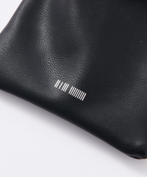 COLONY 2139（コロニートゥーワンスリーナイン）の「【新色追加】フェイクレザー巾着ショルダーバッグ（ショルダーバッグ・メンズ・ホワイト/ブラック/レッド/ピンク/シルバー/イエロー/ブルー/グリーン・FREE）」の10枚目の写真