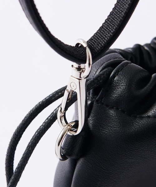 COLONY 2139（コロニートゥーワンスリーナイン）の「【新色追加】フェイクレザー巾着ショルダーバッグ（ショルダーバッグ・メンズ・ホワイト/ブラック/レッド/ピンク/シルバー/イエロー/ブルー/グリーン・FREE）」の9枚目の写真