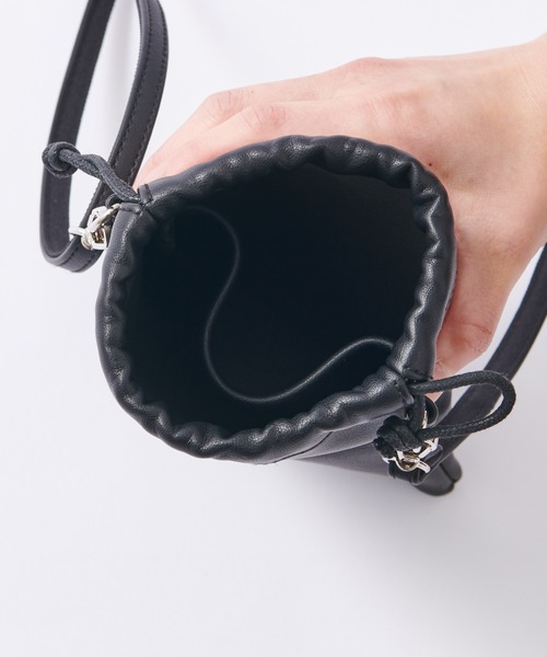 COLONY 2139（コロニートゥーワンスリーナイン）の「【新色追加】フェイクレザー巾着ショルダーバッグ（ショルダーバッグ・メンズ・ホワイト/ブラック/レッド/ピンク/シルバー/イエロー/ブルー/グリーン・FREE）」の19枚目の写真