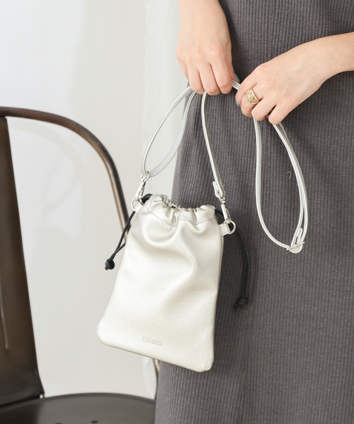 COLONY 2139（コロニートゥーワンスリーナイン）の「【新色追加】フェイクレザー巾着ショルダーバッグ（ショルダーバッグ・メンズ・ホワイト/ブラック/レッド/ピンク/シルバー/イエロー/ブルー/グリーン・FREE）」の21枚目の写真