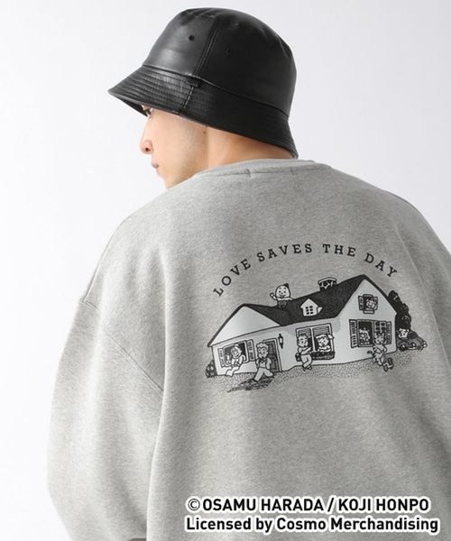 OSAMU GOODS（オサムグッズ）の「【OSAMU GOODS】コラボ裏起毛スウェットプリントクルー/256623（スウェット・メンズ・パープル/グレー系その他/グリーン/オフホワイト・LARGE/MEDIUM）」の3枚目の写真