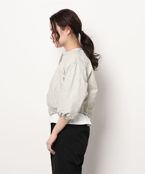 sisii（シシ）の「Sisii | クロップドギャザー レザージャケット WOMEN（ノーカラージャケット・レディース・ライトグレー・SMALL）」の2枚目の写真