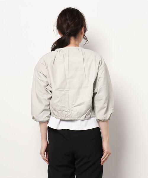 sisii（シシ）の「Sisii | クロップドギャザー レザージャケット WOMEN（ノーカラージャケット・レディース・ライトグレー・SMALL）」の3枚目の写真