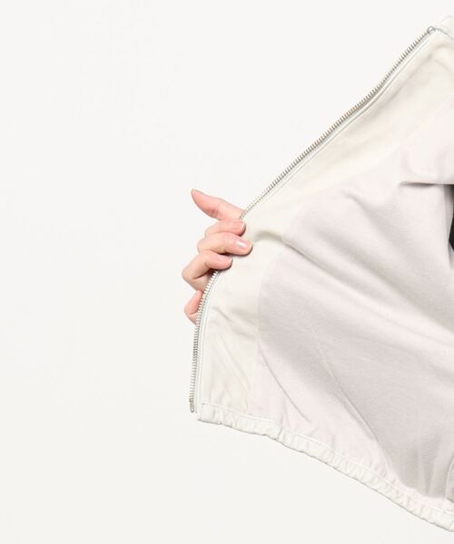 sisii（シシ）の「Sisii | クロップドギャザー レザージャケット WOMEN（ノーカラージャケット・レディース・ライトグレー・SMALL）」の4枚目の写真