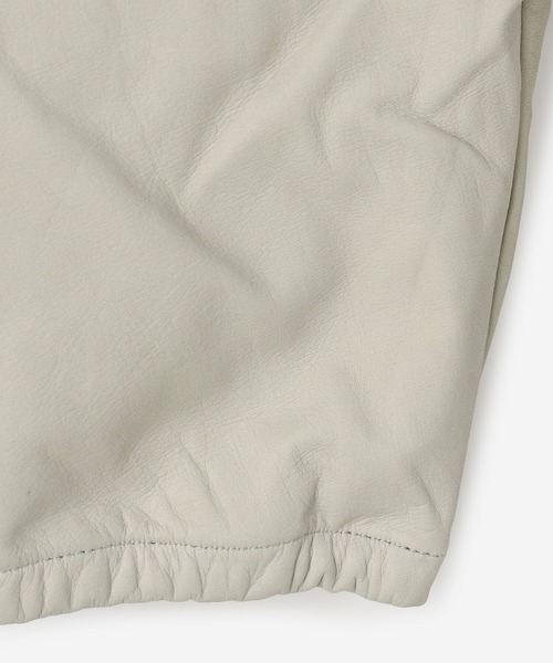 sisii（シシ）の「Sisii | クロップドギャザー レザージャケット WOMEN（ノーカラージャケット・レディース・ライトグレー・SMALL）」の7枚目の写真