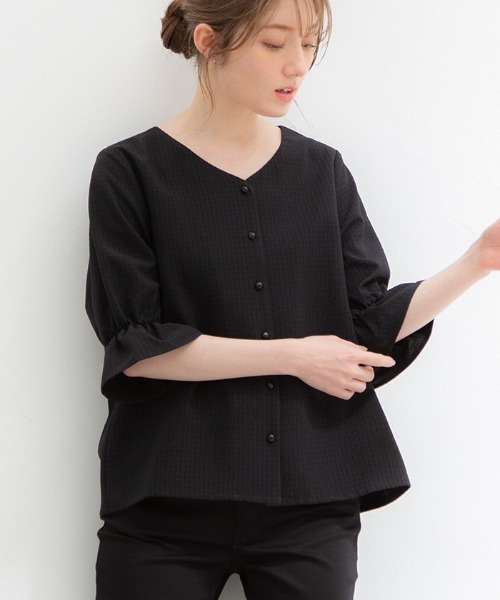 Honeys(ハニーズ)の「Vネックブラウス(シャツ/ブラウス・レディース・ホワイト/ブラック/ホワイト×ブラック/ホワイト系その他/ホワイト系その他2・LL/S/M/L)」の1枚目の写真