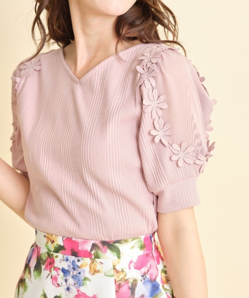 tocco closet（トッコ　クローゼット）の「フラワーレース装飾シアースリーブ切り替えリブカットプルオーバー（Tシャツ/カットソー・レディース・ネイビー/ピンク系その他・M）」の2枚目の写真