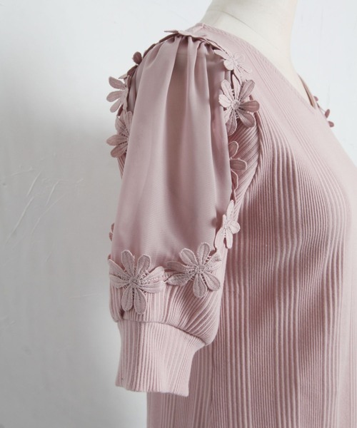 tocco closet（トッコ　クローゼット）の「フラワーレース装飾シアースリーブ切り替えリブカットプルオーバー（Tシャツ/カットソー・レディース・ネイビー/ピンク系その他・M）」の16枚目の写真