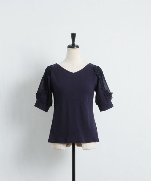 tocco closet（トッコ　クローゼット）の「フラワーレース装飾シアースリーブ切り替えリブカットプルオーバー（Tシャツ/カットソー・レディース・ネイビー/ピンク系その他・M）」の9枚目の写真