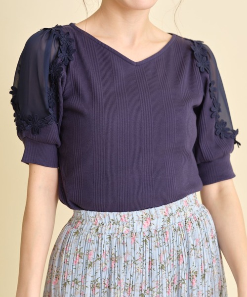 tocco closet（トッコ　クローゼット）の「フラワーレース装飾シアースリーブ切り替えリブカットプルオーバー（Tシャツ/カットソー・レディース・ネイビー/ピンク系その他・M）」の4枚目の写真