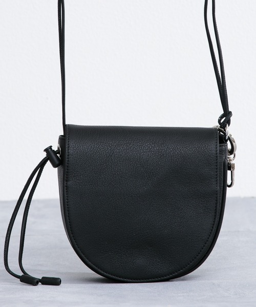 waku（ワク）の「waku ワク / フラップラウンドポーチ（キーリング付き） レザーショルダーバッグ ミニバッグ  / WK-0016（ショルダーバッグ・メンズ・ブラック/ベージュ/ネイビー/ダークオレンジ・FREE）」の2枚目の写真