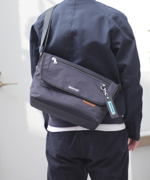 Bianchi（ビアンキ）の「Bianchi ビアンキ メッセンジャーバッグ LBRY-02（ショルダーバッグ・メンズ・ネイビー/ブラック/レッド・ONE SIZE）」の3枚目の写真