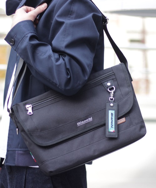 Bianchi（ビアンキ）の「Bianchi ビアンキ メッセンジャーバッグ LBRY-02（ショルダーバッグ・メンズ・ネイビー/ブラック/レッド・ONE SIZE）」の2枚目の写真