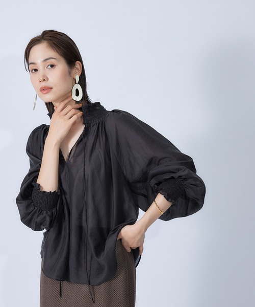 ROPE'（ロペ）の「前後2WAYシャーリングカラーブラウス（シャツ/ブラウス・レディース・ブラック/ダークブラウン/パープル/ベージュ・38）」の2枚目の写真