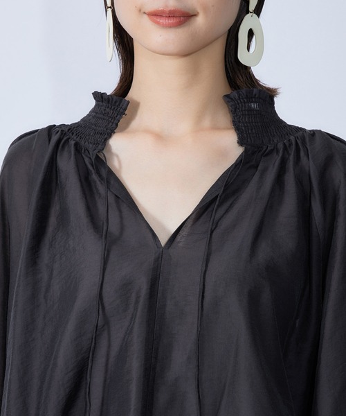 ROPE'（ロペ）の「前後2WAYシャーリングカラーブラウス（シャツ/ブラウス・レディース・ブラック/ダークブラウン/パープル/ベージュ・38）」の9枚目の写真