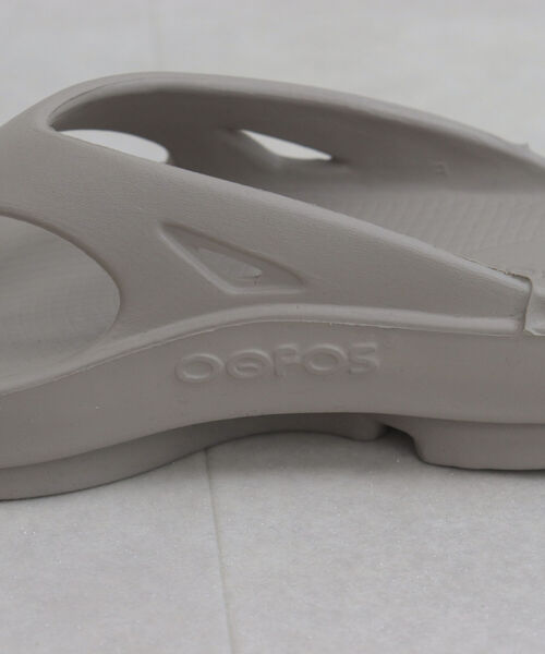 OOFOS（ウーフォス）の「【OOFOS/ウーフォス】OOriginal-Nomad リカバリーサンダル（サンダル・レディース・グレイッシュベージュ・25/23）」の8枚目の写真