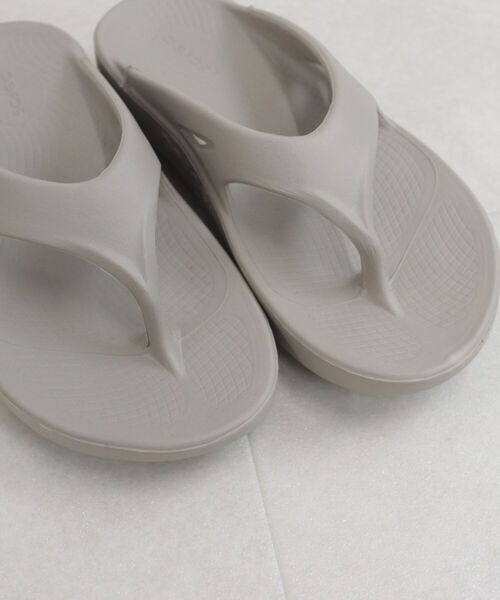 OOFOS（ウーフォス）の「【OOFOS/ウーフォス】OOriginal-Nomad リカバリーサンダル（サンダル・レディース・グレイッシュベージュ・25/23）」の10枚目の写真