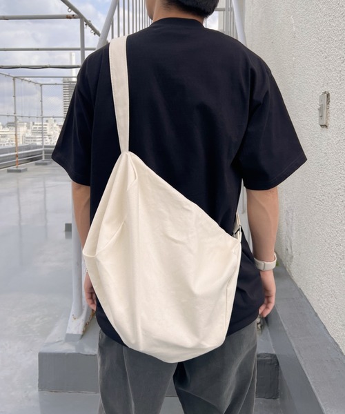 CLEA(クレア)の「【A4サイズ対応】シャーリングドローコード ビッグショルダーバッグ(ショルダーバッグ・レディース・ブラック/サックスブルー/ホワイト・FREE)」の7枚目の写真