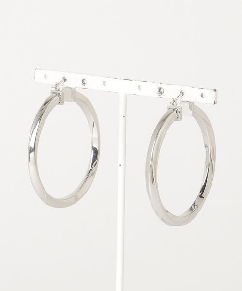 Guess（ゲス）の「HOOPS DON'T LIE 40mm Plain Twisted Hoops Pierce（ピアス（両耳用）・レディース・シルバー/ゴールド・ONE SIZE）」の7枚目の写真