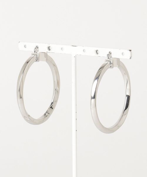 Guess（ゲス）の「HOOPS DON'T LIE 40mm Plain Twisted Hoops Pierce（ピアス（両耳用）・レディース・シルバー/ゴールド・ONE SIZE）」の4枚目の写真