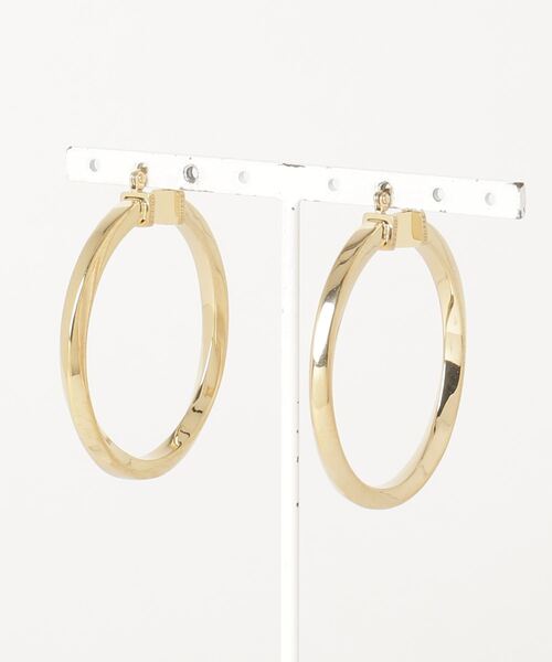 Guess（ゲス）の「HOOPS DON'T LIE 40mm Plain Twisted Hoops Pierce（ピアス（両耳用）・レディース・シルバー/ゴールド・ONE SIZE）」の6枚目の写真