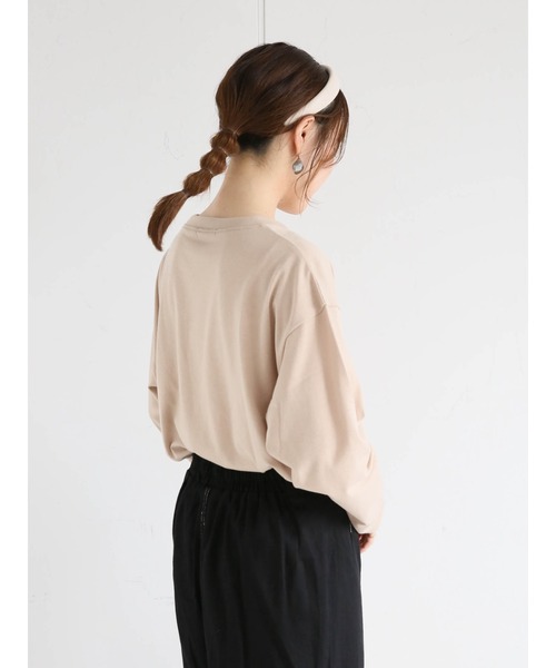 ehka sopo(エヘカソポ)の「フロッキーロゴTシャツ(Tシャツ/カットソー・レディース・ベージュ/オフホワイト/チャコール・フリ-)」の4枚目の写真