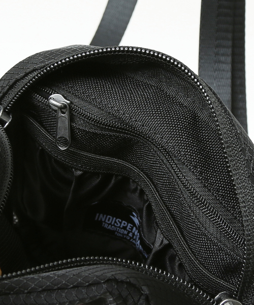 INDISPENSABLE （インディスペンサブル）の「【INDISPENSABLE / インディスペンサブル】IDP SHOULDER BAG LITT ST（ショルダーバッグ・メンズ・ホワイト/ブラック・フリー）」の21枚目の写真