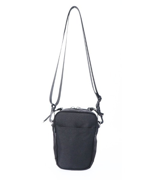 INDISPENSABLE （インディスペンサブル）の「【INDISPENSABLE / インディスペンサブル】IDP SHOULDER BAG LITT ST（ショルダーバッグ・メンズ・ホワイト/ブラック・フリー）」の6枚目の写真
