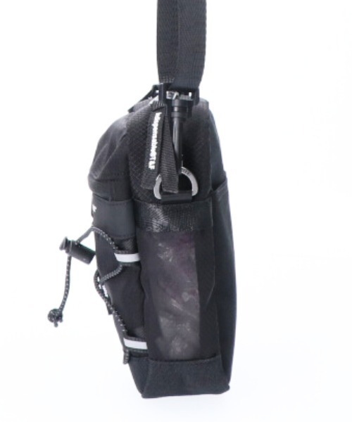INDISPENSABLE （インディスペンサブル）の「【INDISPENSABLE / インディスペンサブル】IDP SHOULDER BAG LITT ST（ショルダーバッグ・メンズ・ホワイト/ブラック・フリー）」の7枚目の写真