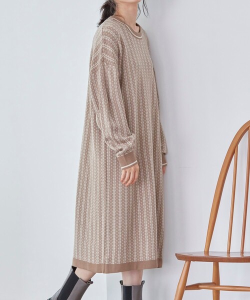 SHOO・LA・RUE(シューラルー)の「◆ストンとしたゆるシルエット!レトロ柄 ジャカード ワンピース(ワンピース・レディース・ベージュ系その他2/ブラック系3/ブルー系3・00)」の2枚目の写真