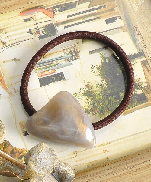 Mayree（メイリー）の「【resonance】マーブル 三角 ヘアゴム（ヘアゴム・レディース・グレー/グリーン/パープル/オレンジ・FREE）」の2枚目の写真