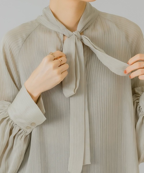 KBF（ケイビーエフ）の「ボウタイ2WAYボリュームブラウス（シャツ/ブラウス・レディース・ブラック/ベージュ/オフホワイト・ONE）」の14枚目の写真