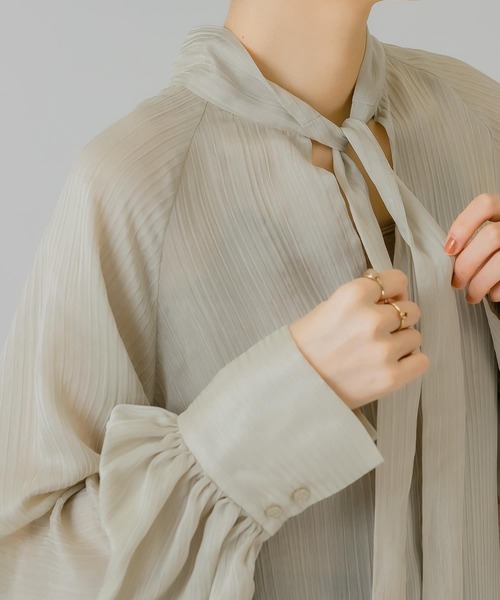 KBF（ケイビーエフ）の「ボウタイ2WAYボリュームブラウス（シャツ/ブラウス・レディース・ブラック/ベージュ/オフホワイト・ONE）」の15枚目の写真