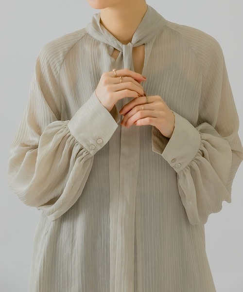 KBF（ケイビーエフ）の「ボウタイ2WAYボリュームブラウス（シャツ/ブラウス・レディース・ブラック/ベージュ/オフホワイト・ONE）」の16枚目の写真