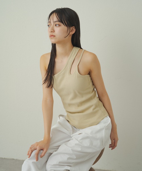 earthy(アーシー)の「リブワンショルデザインタンクトップ(タンクトップ・レディース・ベージュ/ブラック/アイボリー・S/M)」の4枚目の写真