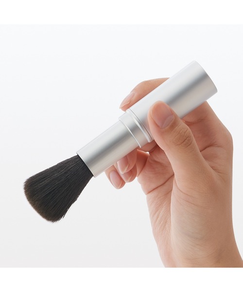 ポリエステル携帯用チークブラシ 全長約93mm（繰り出し式