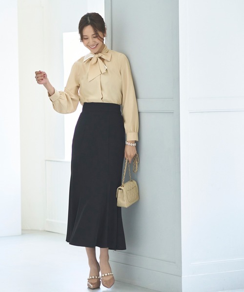 RUIRUE BOUTIQUE(ルイルエブティック)の「洗える ストレッチ | バイカラーボウタイブラウス | 長袖 Vネック トップス 体型カバー オフィスカジュアル 通勤服 華やか ボウタイ リボン ブラウス(シャツ/ブラウス・レディース・オフホワイト/ベージュ/ブラック・LL/M/L/S/3L)」の11枚目の写真