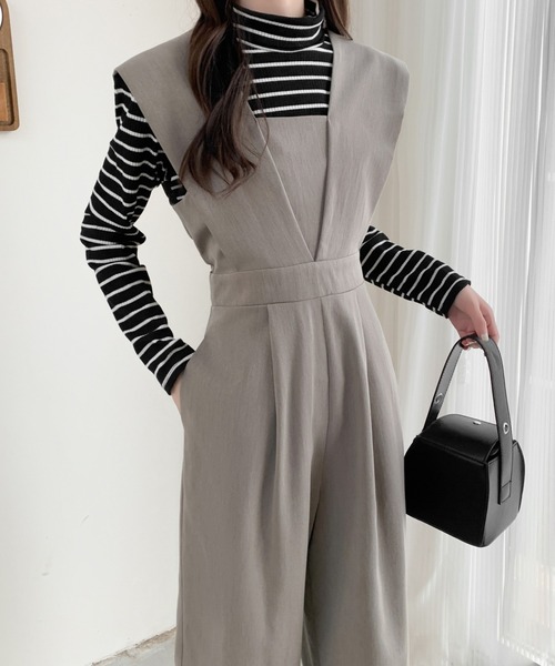 ABITOKYO（アビトーキョー）の「レイヤード風Vネックワイドサロペット（サロペット/オーバーオール・レディース・グレイッシュベージュ/チャコールグレー/ブラック/カーキ/ブルーグレー・M/L）」の4枚目の写真