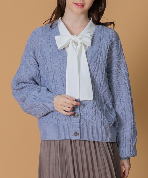 Honeys(ハニーズ)の「ケーブル編Vネックカーディガン(カーディガン/ボレロ・レディース・サックスブルー/ベージュ/ピンク/アイボリー/杢グレー/モカ・L/M/S/LL)」の5枚目の写真