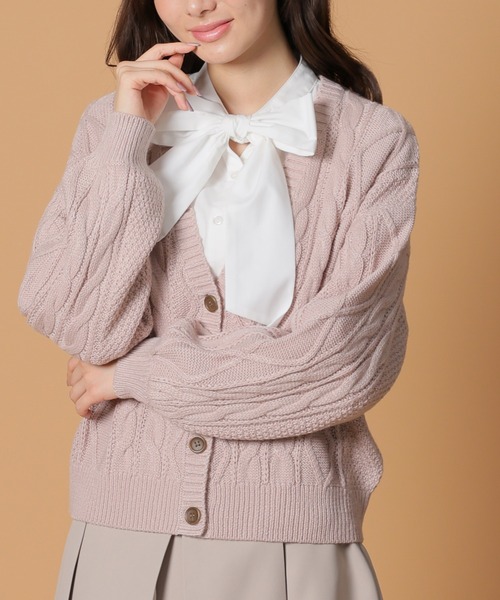 Honeys(ハニーズ)の「ケーブル編Vネックカーディガン(カーディガン/ボレロ・レディース・サックスブルー/ベージュ/ピンク/アイボリー/杢グレー/モカ・L/M/S/LL)」の6枚目の写真