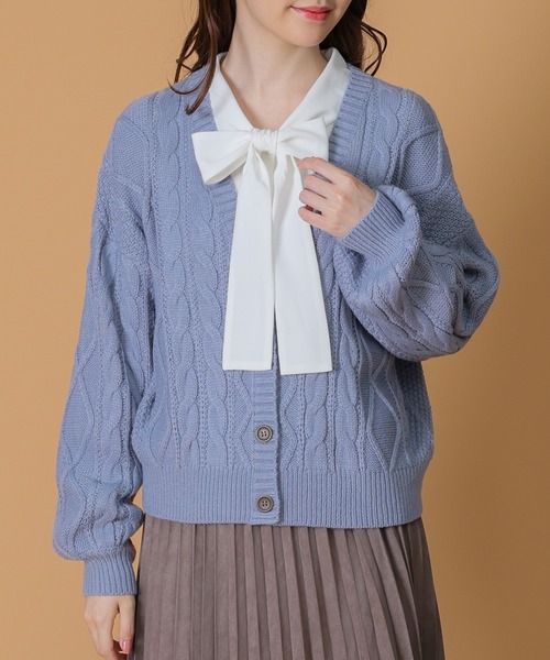 Honeys(ハニーズ)の「ケーブル編Vネックカーディガン(カーディガン/ボレロ・レディース・サックスブルー/ベージュ/ピンク/アイボリー/杢グレー/モカ・L/M/S/LL)」の12枚目の写真