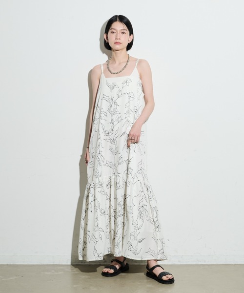 Shelly island(シェリーアイランド)の「花柄フレアキャミワンピース(ワンピース・レディース・ホワイト/ブラック・FREE)」の4枚目の写真