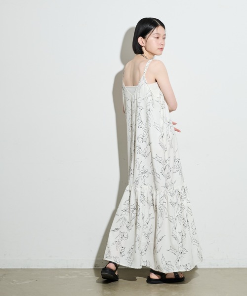 Shelly island(シェリーアイランド)の「花柄フレアキャミワンピース(ワンピース・レディース・ホワイト/ブラック・FREE)」の5枚目の写真